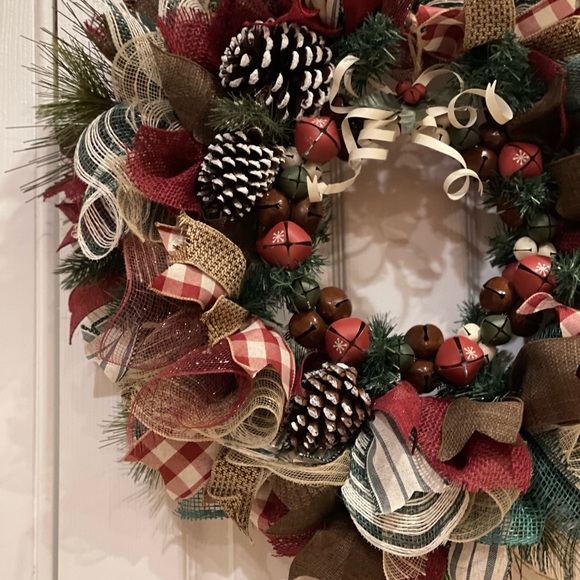 WREATH - RUSTIC WINTER WREATH 24” very very full with VINTAGE JINGLE BELLS! - Picture 7 of 14